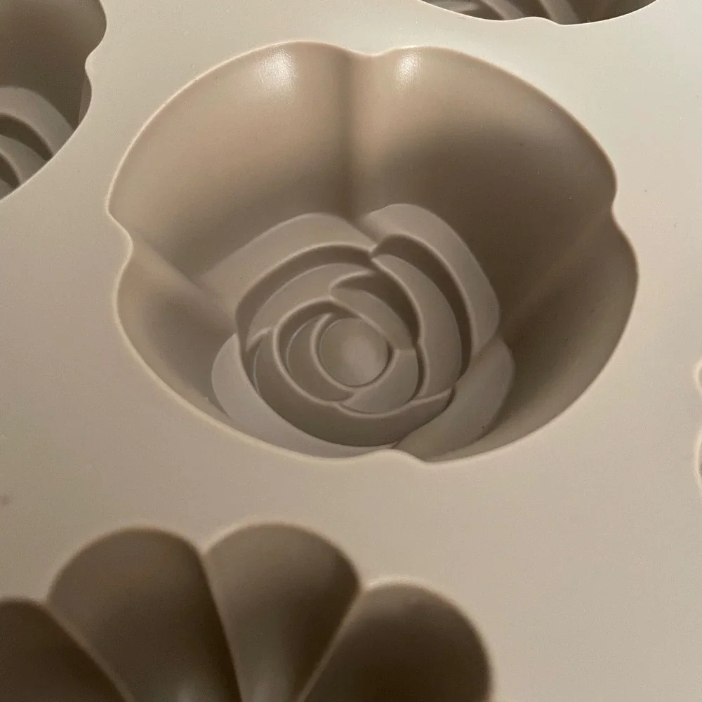 The Pampered Chef Silicone Floral Cupcake Pan bakeware Item‎ #1613
